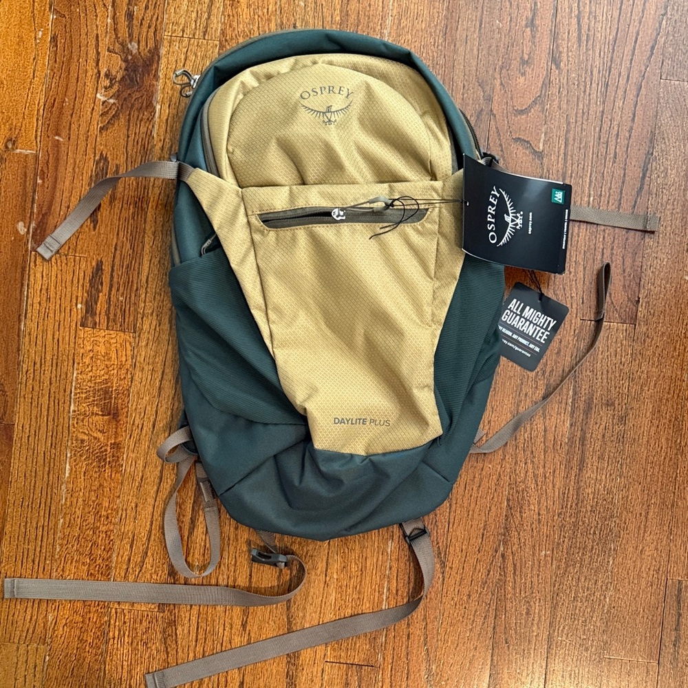 OSPREY Daylite Plus Backpack in Dark Green and Tan